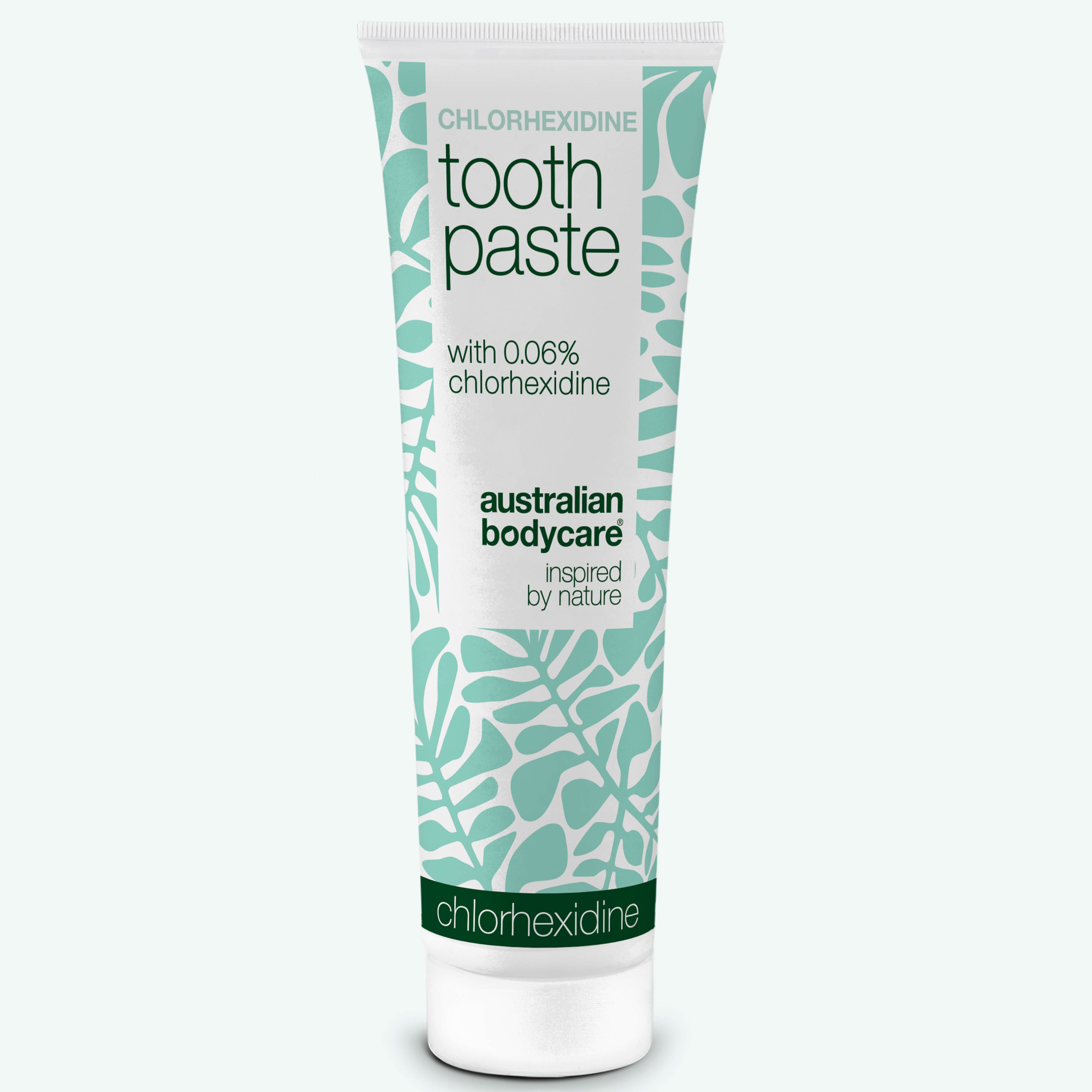 Weiß-mintgrüne Tube Australian Bodycare Chlorhexidine Zahnpasta mit 0,06 % Chlorhexidin vor weißem Hintergrund.