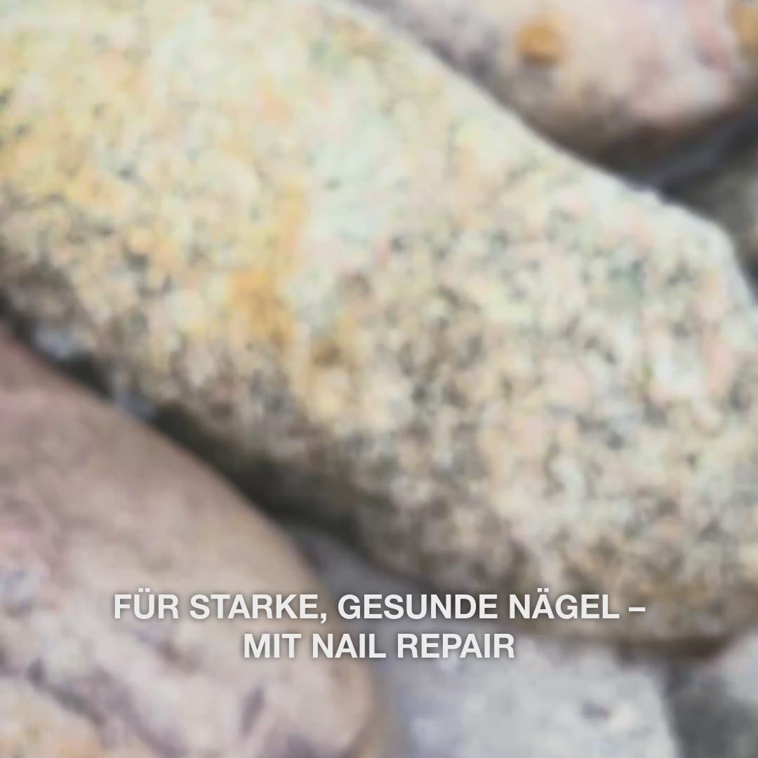 Australian Bodycare Nail Repair wird mit einem Pinsel auf die Nägel aufgetragen, um Finger- und Fußnägel zu pflegen og zu stärken.