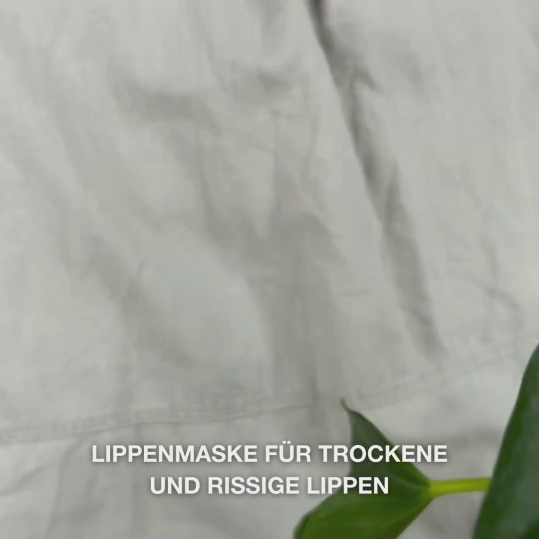 Lippenmaske bei trockenen, rissigen Lippen. Pflegt mit B12, Kollagen und Hyaluronsäure. Glättet und spendet Feuchtigkeit.