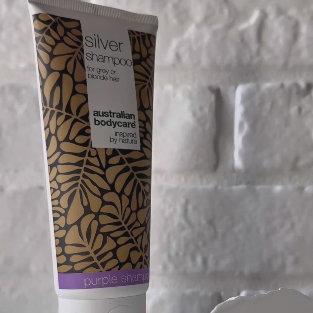 Video, das Australian Bodycare Silver Shampoo und seine violette Shampootextur zeigt.