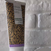 Video, das Australian Bodycare Silver Shampoo und seine violette Shampootextur zeigt.
