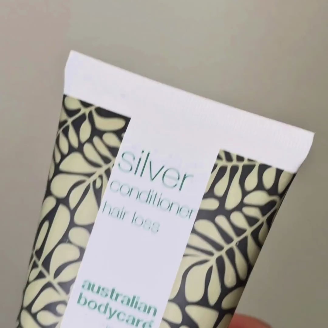 Video, das die blau-lila Farbe unseres Hair Loss Purple Conditioners beim Herausdrücken zeigt.