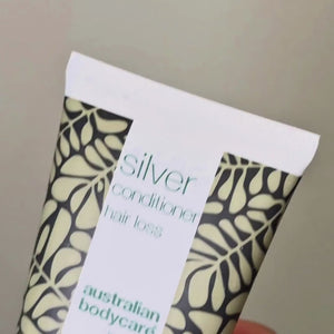 Video, das die blau-lila Farbe unseres Hair Loss Purple Conditioners beim Herausdrücken zeigt.