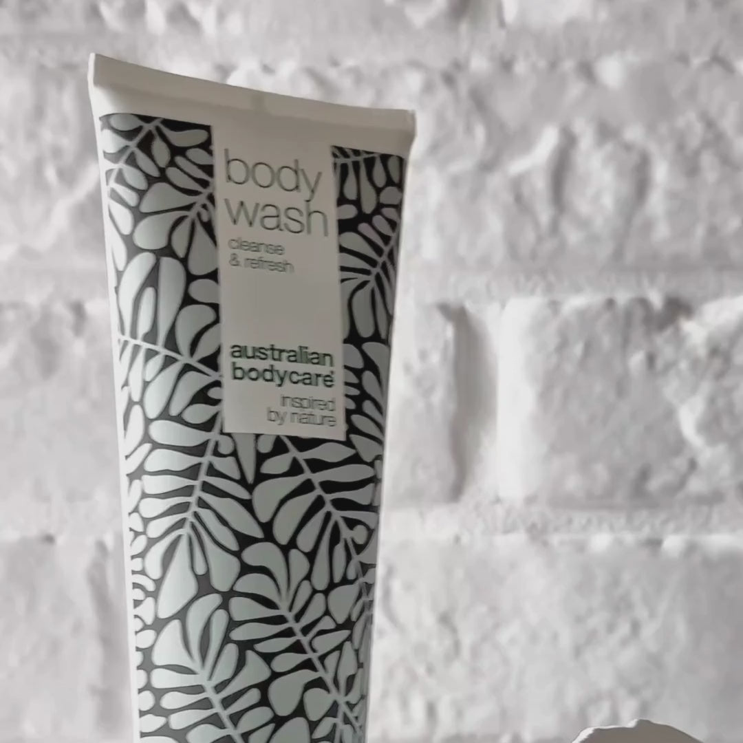 Video, das Australian Bodycare Body Wash und seine leichte, schäumende Textur zeigt.