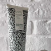 Video, das Australian Bodycare Body Wash und seine leichte, schäumende Textur zeigt.