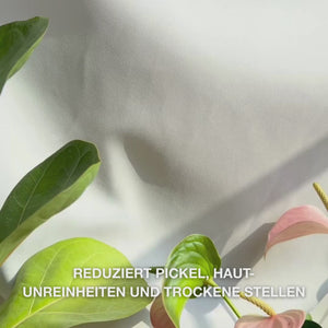 Nahaufnahme einer Hand, die eine kleine Menge einer leichten, cremigen Lotion mit Salicylsäure in die Handfläche gibt und sie in raue, zu Unreinheiten neigende Haut einmassiert: Die glatte, schnell einziehende Textur peelt sanft abgestorbene Haut, spendet mit Hyaluronsäure und Milchsäure Feuchtigkeit und verbessert die Hautstruktur mit Salicylsäure und Niacinamid.