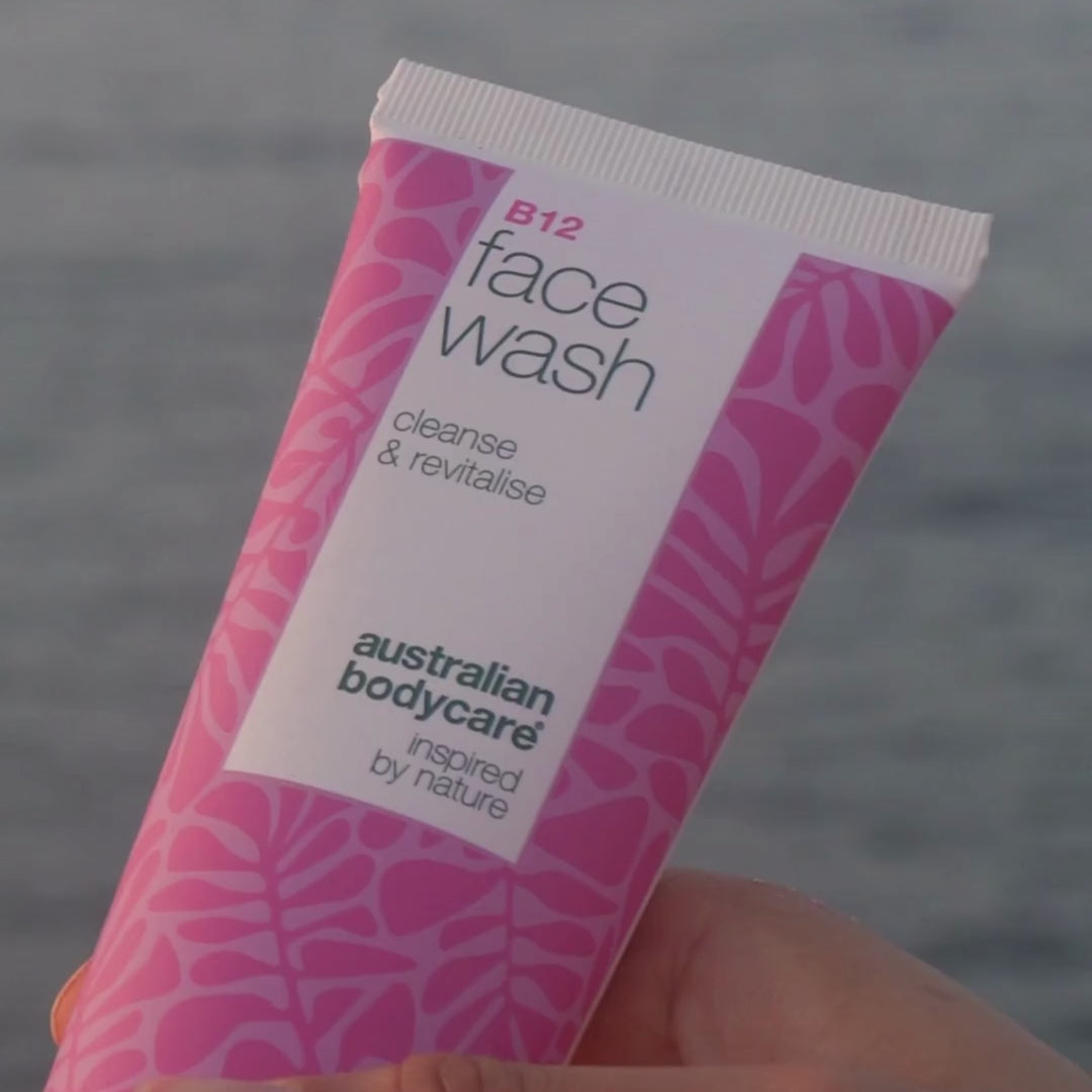 Video eines Models, das unser Vitamin-B12-Gesichtsreinigungsgel verwendet, es sanft in die feuchte Haut einmassiert und einen leichten Schaum bildet, um das Gesicht zu reinigen.