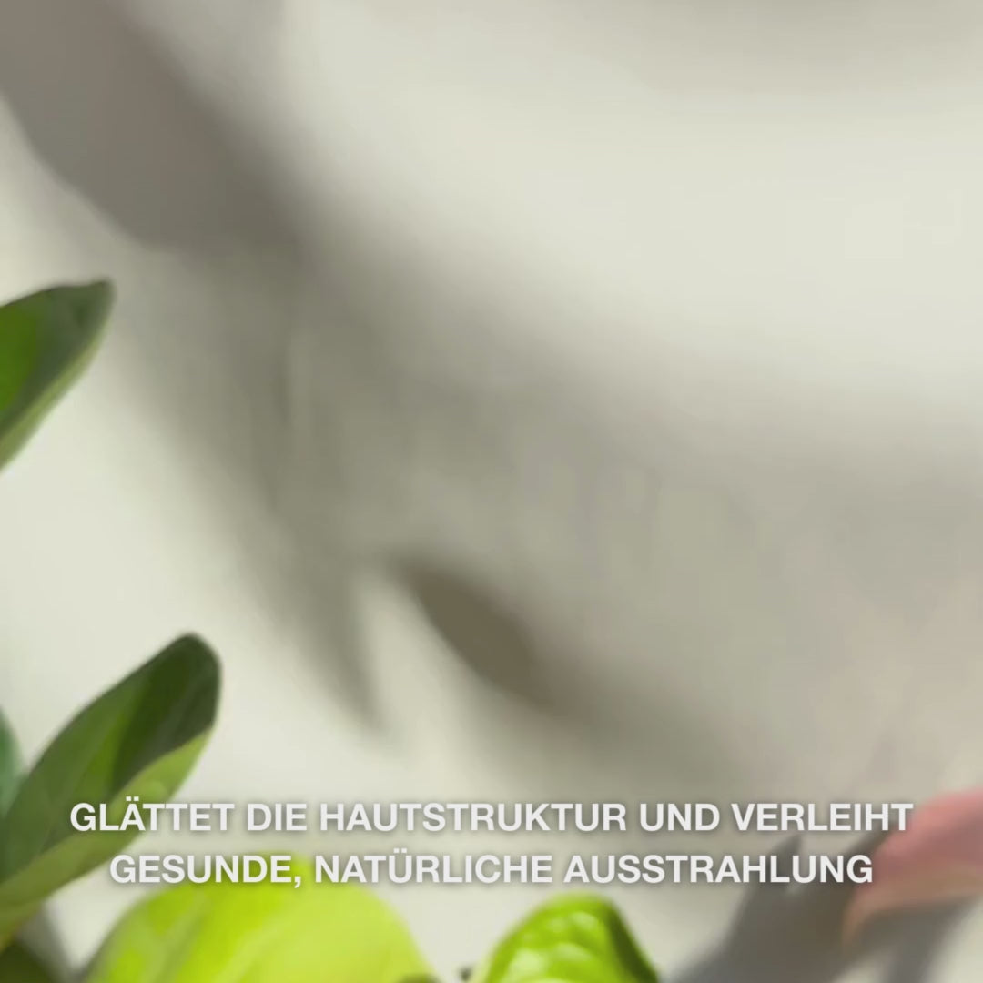 Nahaufnahme einer Hand, die einige feine Tropfen des durchsichtigen, leichten Peeling-Serums auf die Fingerspitzen gibt und es sanft in die gereinigte Gesichtshaut einarbeitet — die seidige, flüssige Textur löst sichtbare abgestorbene Hautzellen, verfeinert die Hautstruktur und steigert die Ausstrahlung mit natürlichen AHAs (Lime Pearl), Niacinamid und Teebaumöl 