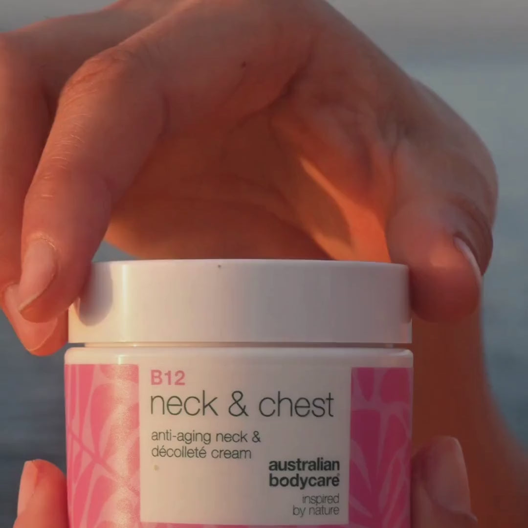 Video eines Models, das unsere Vitamin-B12-Creme für Hals und Dekolleté aufträgt und sie sanft einmassiert, um die glatte Textur und straffende Wirkung zu zeigen.