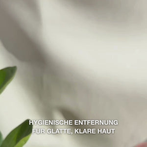 Nahaufnahme von Händen, die ein doppelseitiges, Edelstahl -Werkzeug zur Mitesserentfernung im Gesicht verwenden: Eine kleine Metallschlaufe wird sanft um einen Mitesser auf der Nase gelegt, dann wird der entfernte Talg abgewischt, das Werkzeug gespült und anschließend ein beruhigendes Gesichtstonikum und eine Creme aufgetragen.