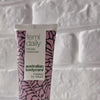 Video, das Australian Bodycare Femi Daily Intimgel und seine leichte, beruhigende Textur zeigt.