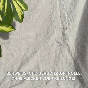 Nahaufnahme einer Hand, die den klaren, gelartigen Roll-On-Deo auf saubere Achselhaut aufträgt: die glatte, schnell trocknende Textur gleitet sanft, bildet eine antitranspirante Barriere, beruhigt, spendet Feuchtigkeit und hinterlässt ein frisches, rückstandsfreiens Hautgefühl.