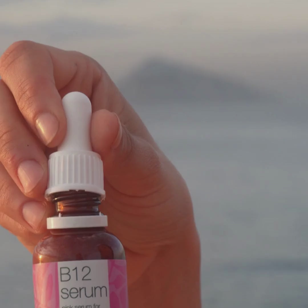 Video eines Models, das unser Vitamin-B12 Pink Serum auf das Gesicht aufträgt und sanft einmassiert, um die leichte Textur und das strahlende Finish zu zeigen.