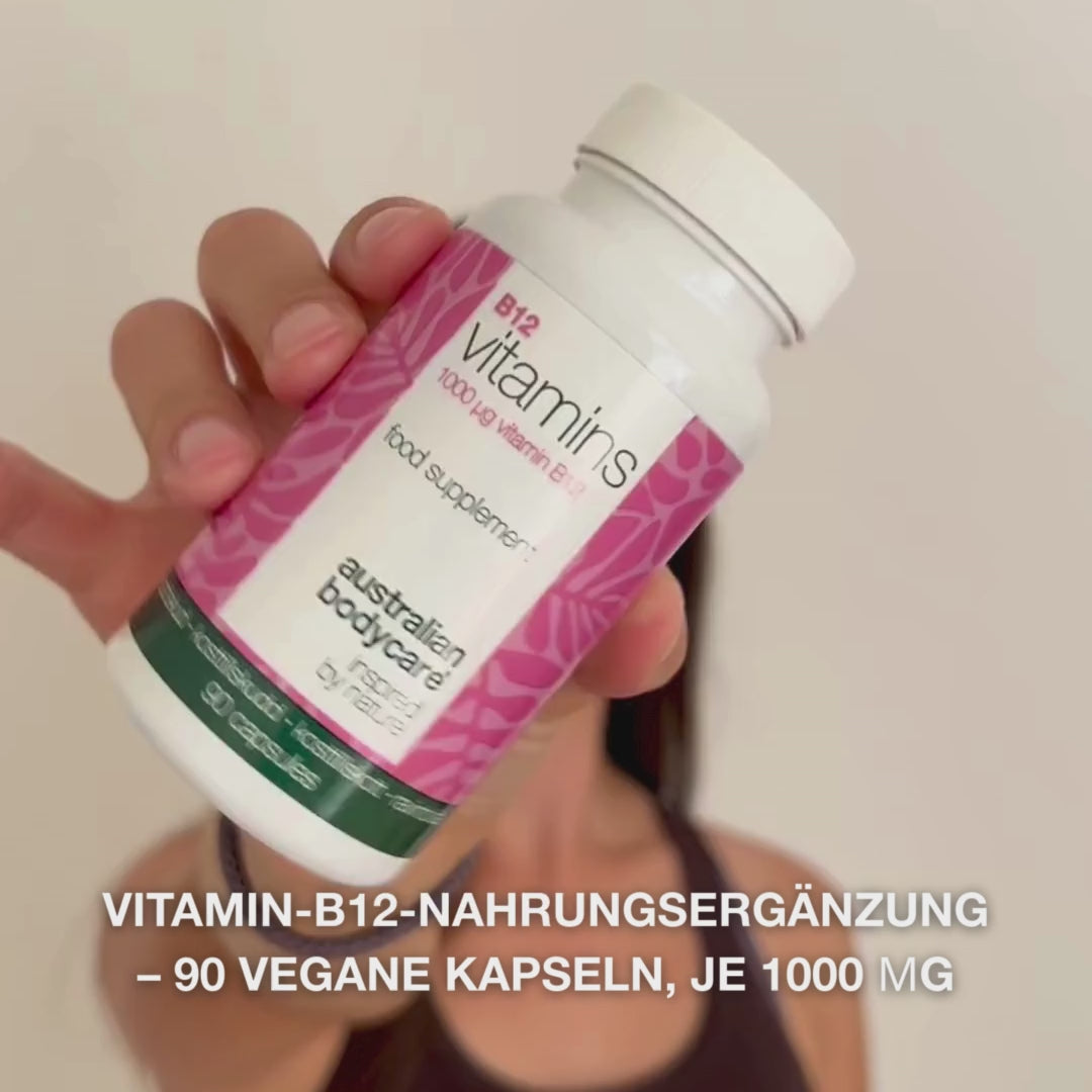 Nahaufnahme einer Hand mit der Vitamin B12 Nahrungsergänzung, die den Deckel öffnet und glatte, weiße Kapseln ausgießt – Darstellung des Produkts zur täglichen Einnahme zur Unterstützung von Energie, Immunsystem, Nervensystem und zur Verringerung von Müdigkeit.