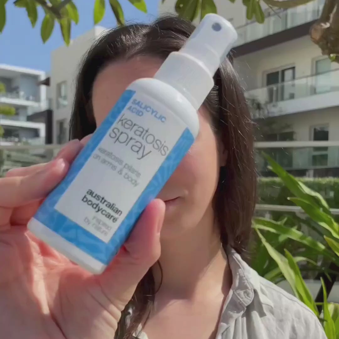Spray bei Keratosis Pilaris und Reibeisenhaut an Armen und Beinen — Keratosis Pilaris Spray glättet raue Haut und Pickelchen. Mit Salicylsäure zur sanften, tiefenwirksamen Exfoliation.