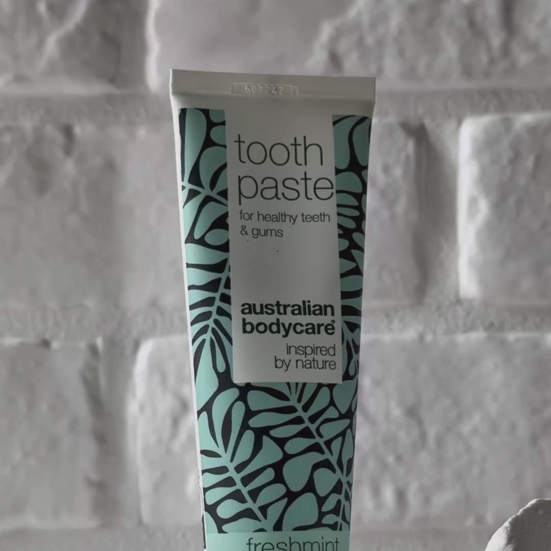 Video, das Australian Bodycare Zahnpasta mit Teebaumöl und ihre hellblaue, pastenartige Textur zeigt.
