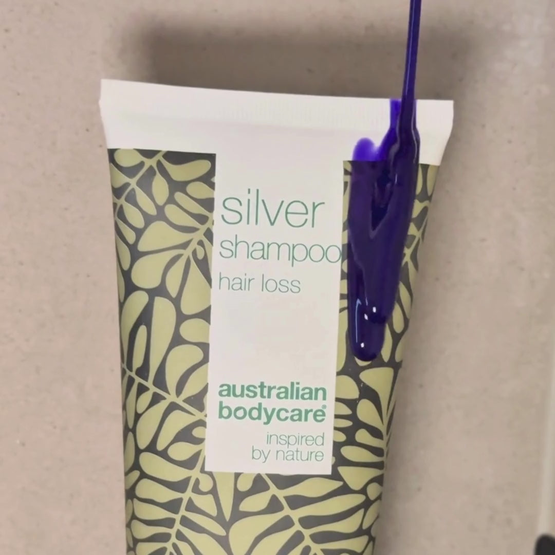 Video, das zeigt, wie unser Hair Loss Silver Shampoo mit silber-lila Tönung auf nasses Haar unter der Dusche aufgetragen wird.