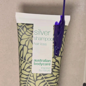Video, das zeigt, wie unser Hair Loss Silver Shampoo mit silber-lila Tönung auf nasses Haar unter der Dusche aufgetragen wird.