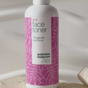 Gesichtstoner mit B12 und 7% Glycolic Acid für glatte Haut — Exfolierender Toner mit B12 und 7% Glycolic Acid für ein glattes, frisches Hautbild und natürliche Ausstrahlung.