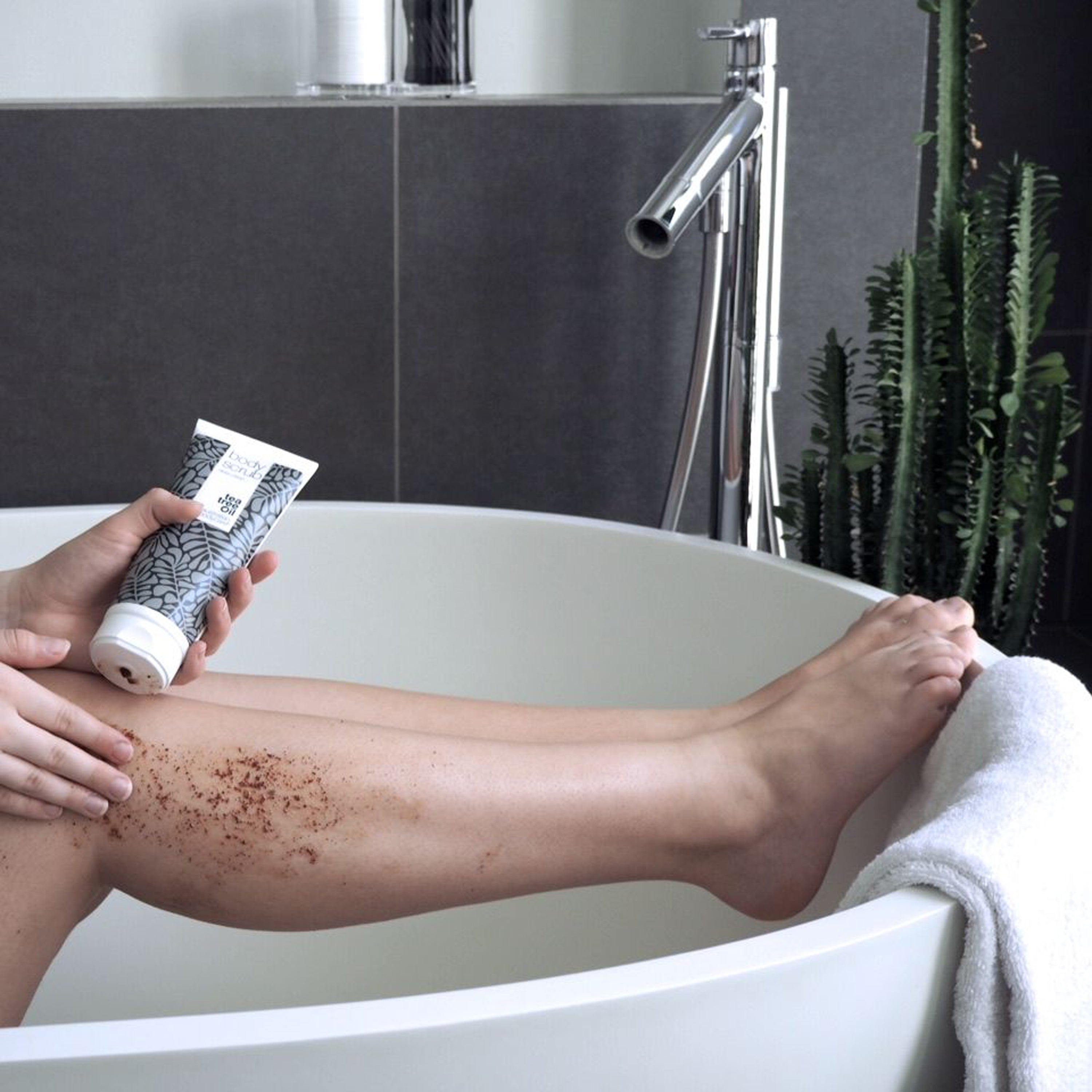 Körperpeeling & Body Scrub — Körperpeeling und Intimpeeling mit 100% natürlichem Teebaumöl