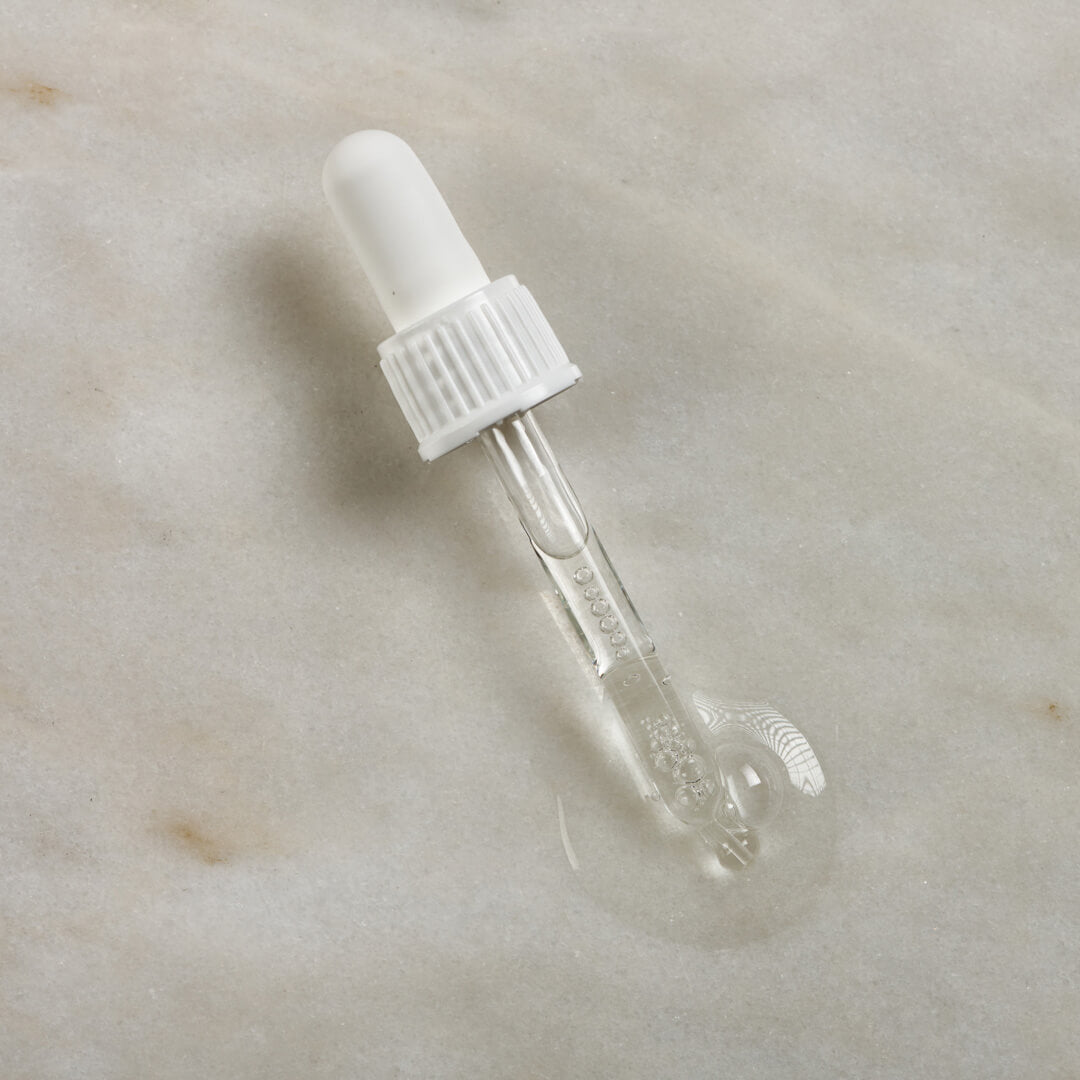 3 x Hyaluronsäure—Serum für strahlende Haut bei feinen Linien — Mit Hyaluronsäure 2 % und Vitamin B5 bei feinen Linien und Falten