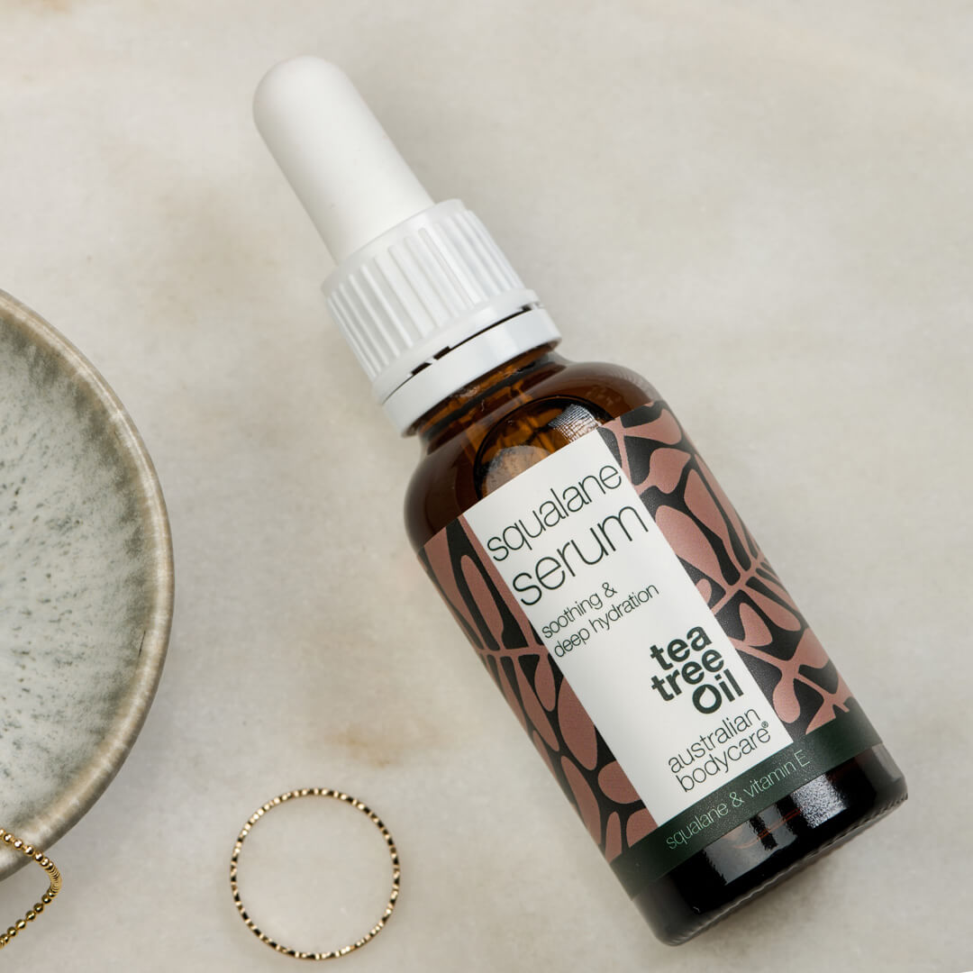 Feuchtigkeitsspendendes Gesichtsserum mit Squalan & Vitamin E — Squalan & Vitamin E spenden trockener Haut Feuchtigkeit. Leichtes, nicht fettendes Serum für weiche, geschmeidige Haut.